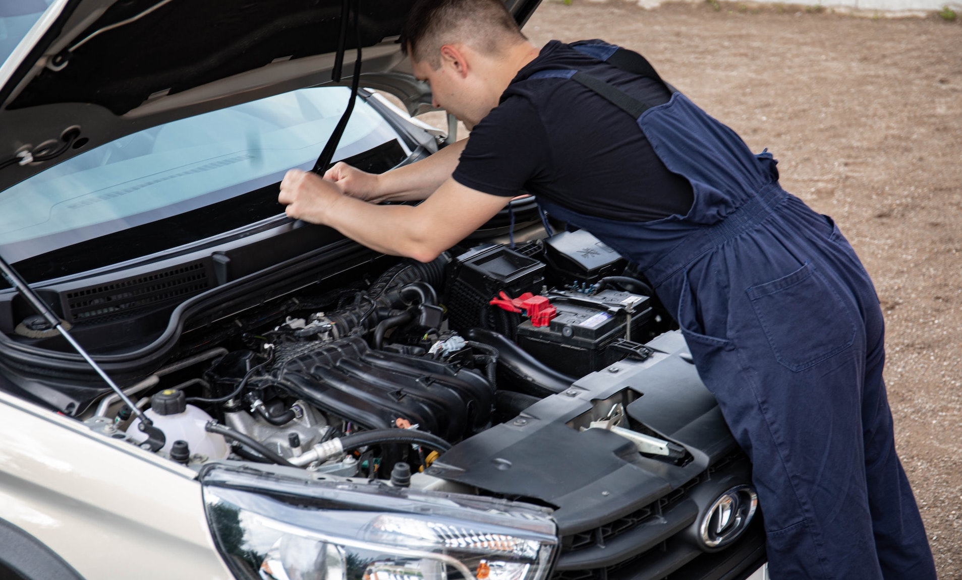 Wie regel­mäßige Inspek­tionen einer Auto­werk­statt helfen, den Wieder­verkaufs­wert Ihres Fahr­zeugs zu erhalten